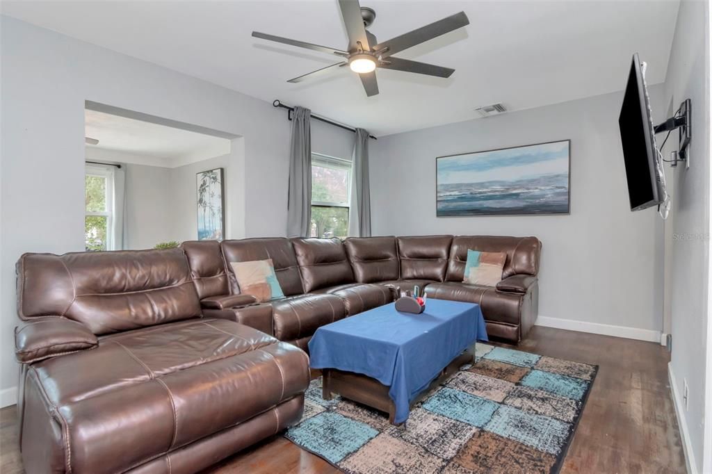 For Sale: $374,900 (3 beds, 2 baths, 1292 Square Feet)