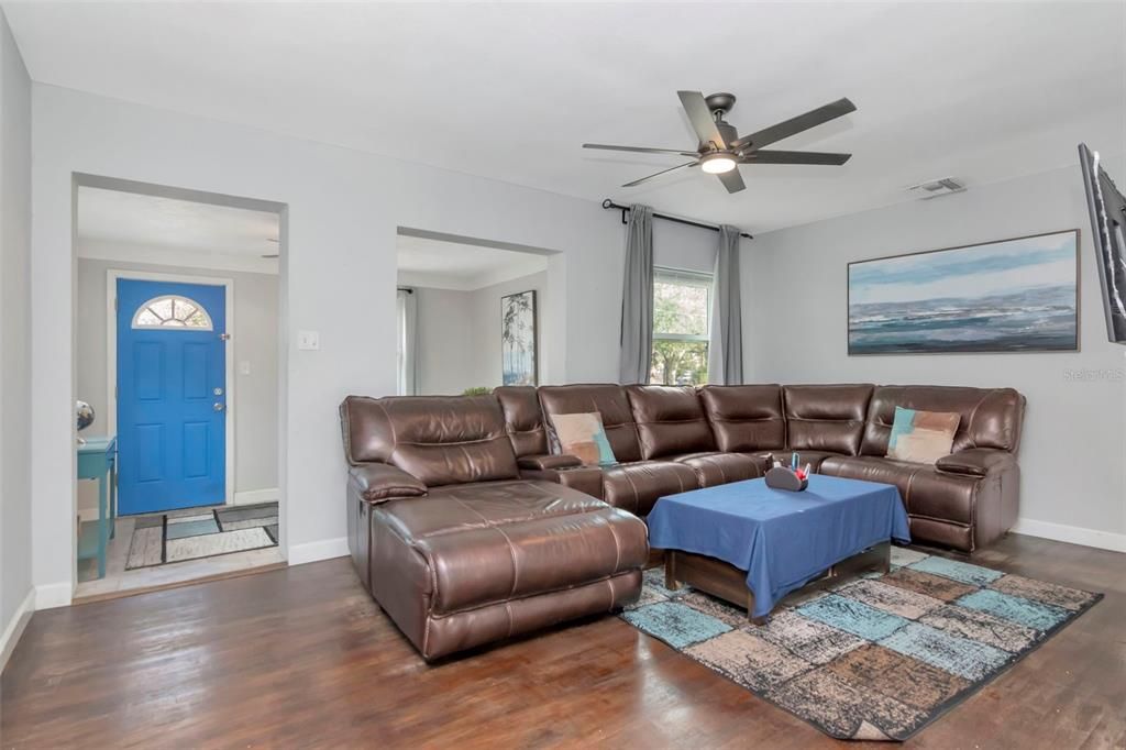 For Sale: $374,900 (3 beds, 2 baths, 1292 Square Feet)