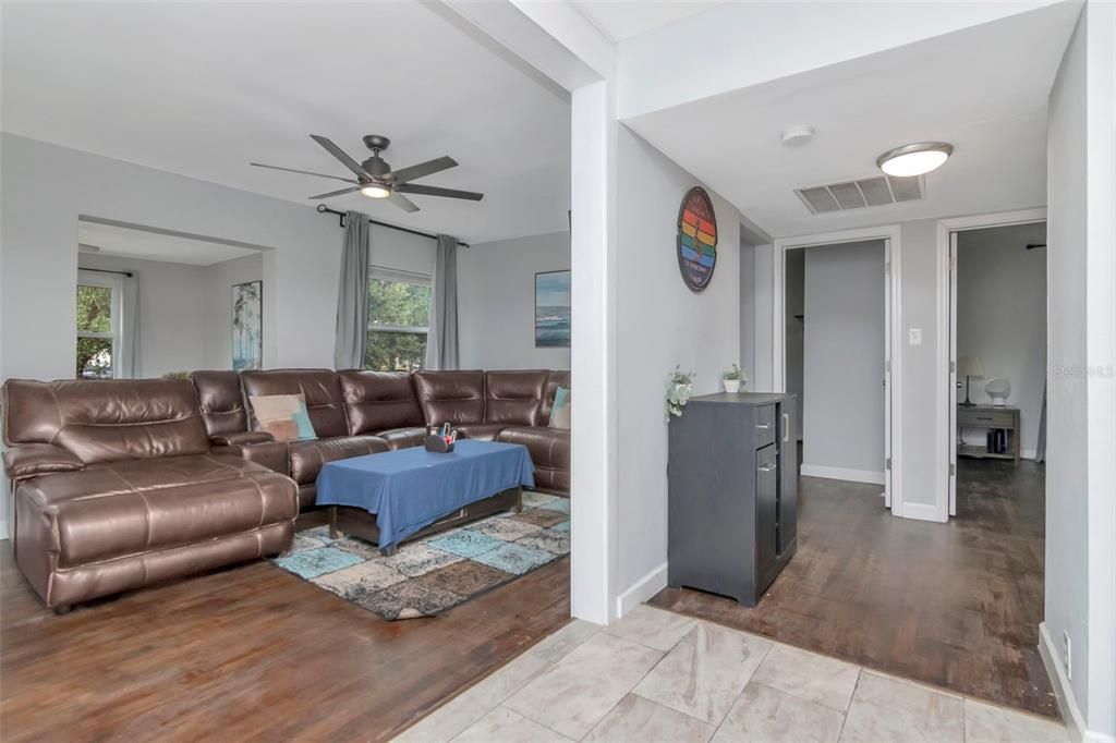 For Sale: $374,900 (3 beds, 2 baths, 1292 Square Feet)