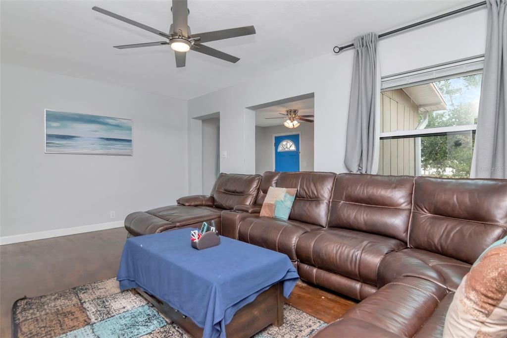 For Sale: $374,900 (3 beds, 2 baths, 1292 Square Feet)