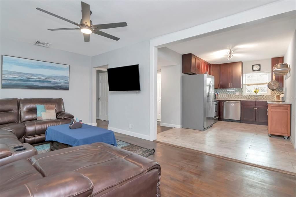 For Sale: $374,900 (3 beds, 2 baths, 1292 Square Feet)