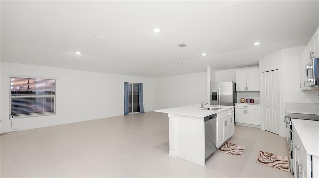 待售: $345,000 (4 贝兹, 3 浴室, 2174 平方英尺)