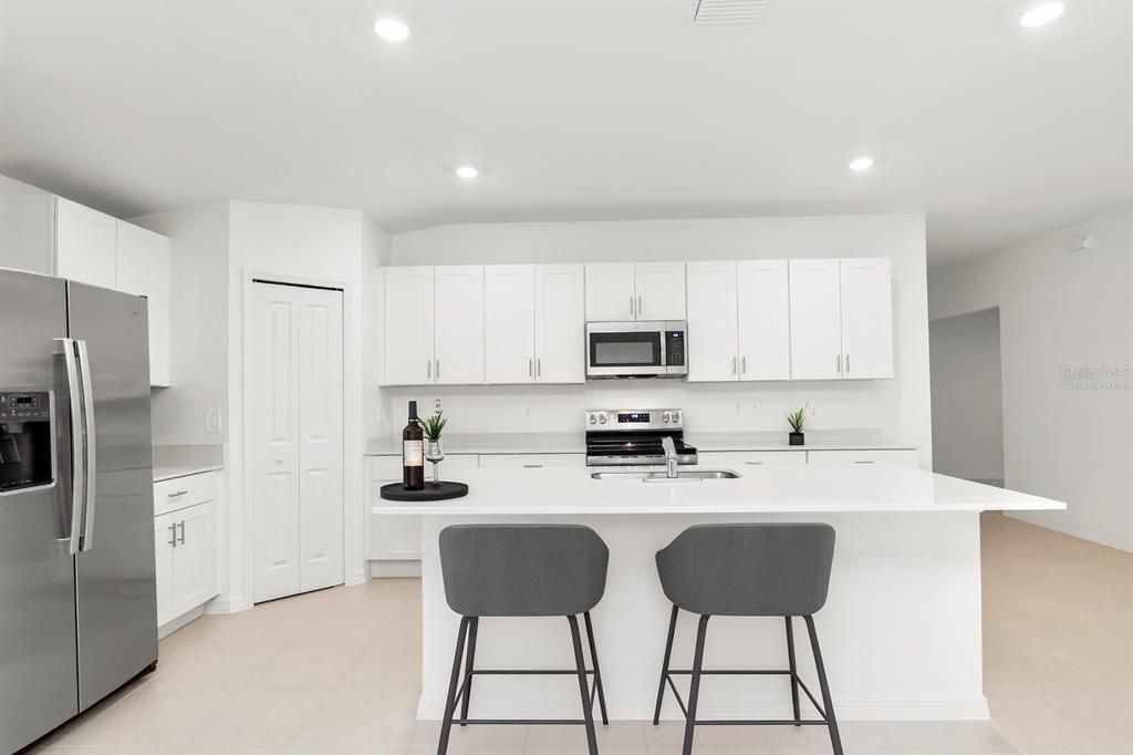 待售: $345,000 (4 贝兹, 3 浴室, 2174 平方英尺)