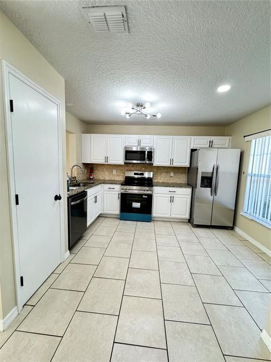 For Rent: $2,050 (3 beds, 2 baths, 1460 Square Feet)