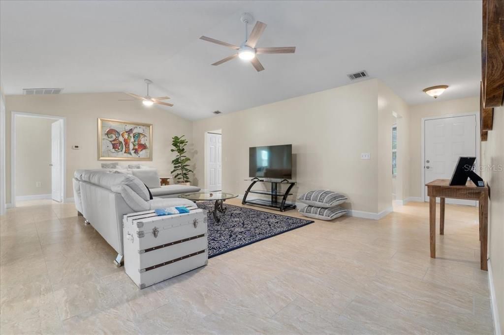 En Venta: $252,800 (3 camas, 2 baños, 1817 Pies cuadrados)