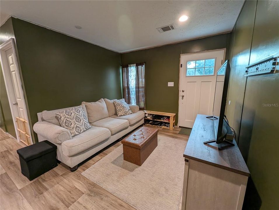 For Sale: $254,900 (3 beds, 2 baths, 1296 Square Feet)