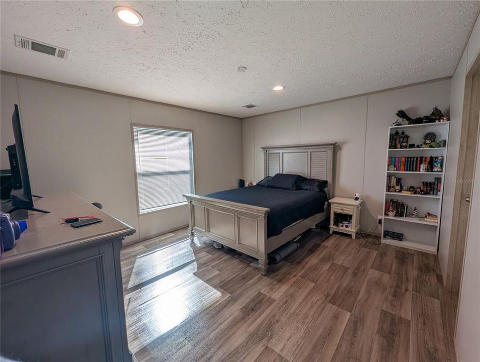 For Sale: $254,900 (3 beds, 2 baths, 1296 Square Feet)