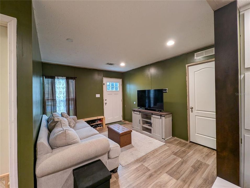 For Sale: $254,900 (3 beds, 2 baths, 1296 Square Feet)