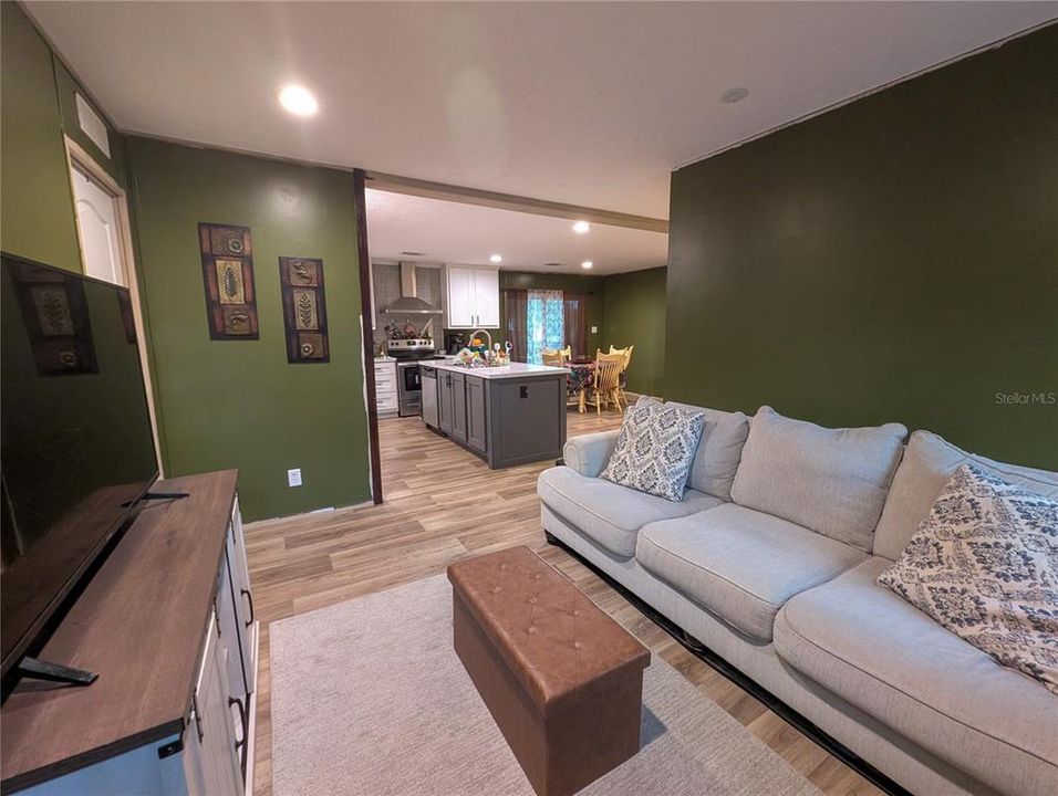 For Sale: $254,900 (3 beds, 2 baths, 1296 Square Feet)