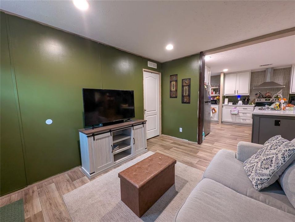 For Sale: $254,900 (3 beds, 2 baths, 1296 Square Feet)