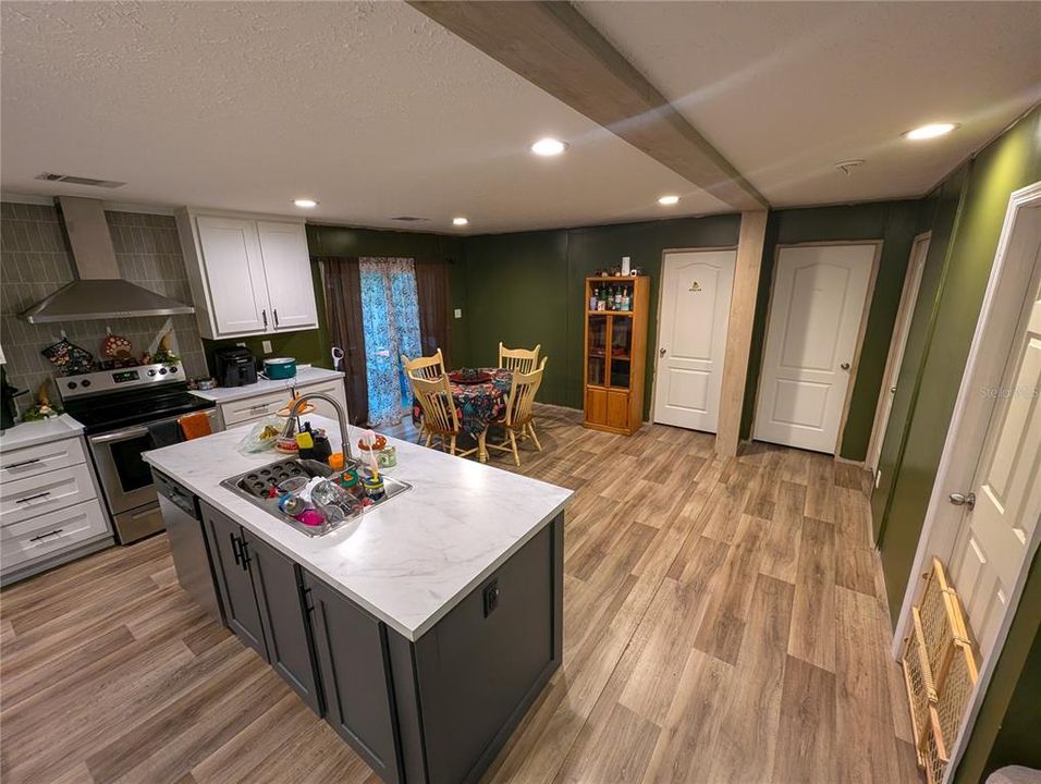 For Sale: $254,900 (3 beds, 2 baths, 1296 Square Feet)