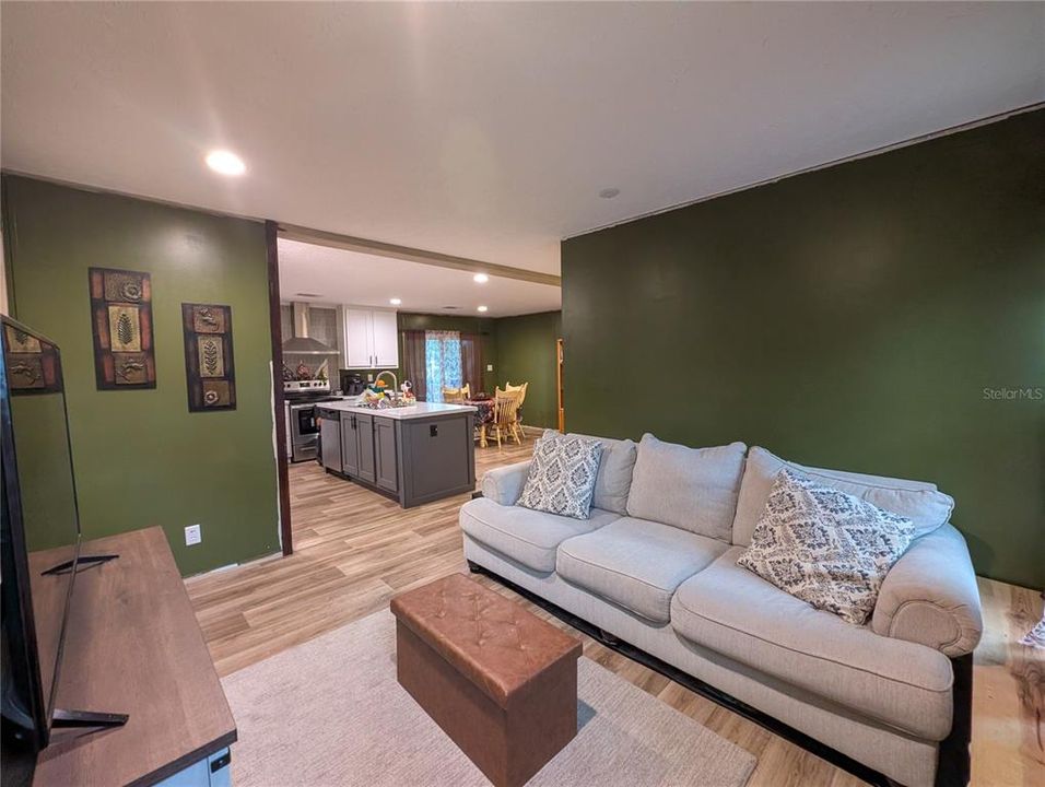 For Sale: $254,900 (3 beds, 2 baths, 1296 Square Feet)