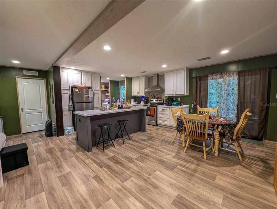 For Sale: $254,900 (3 beds, 2 baths, 1296 Square Feet)