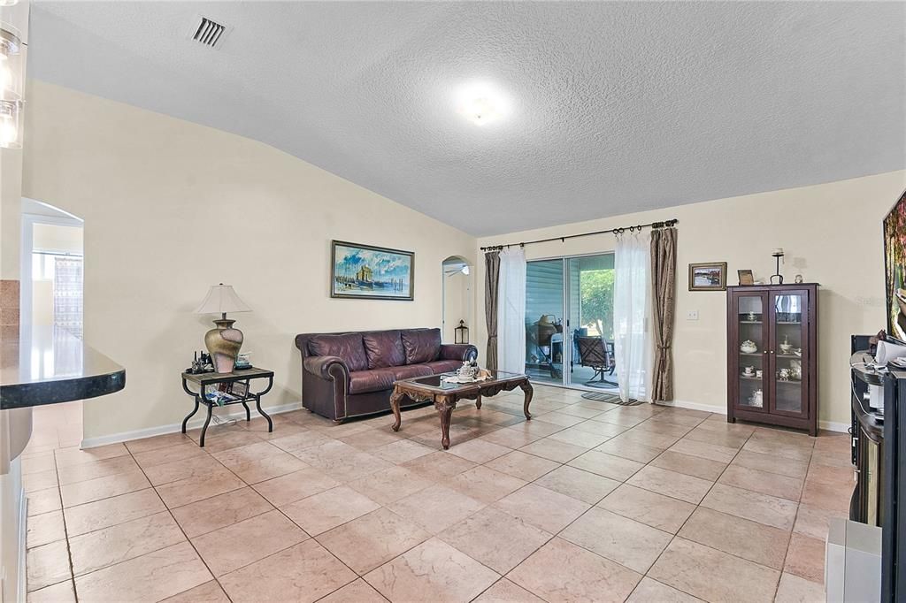 В аренду: $2,400 (4 спален, 2 ванн, 2043 Квадратных фут)