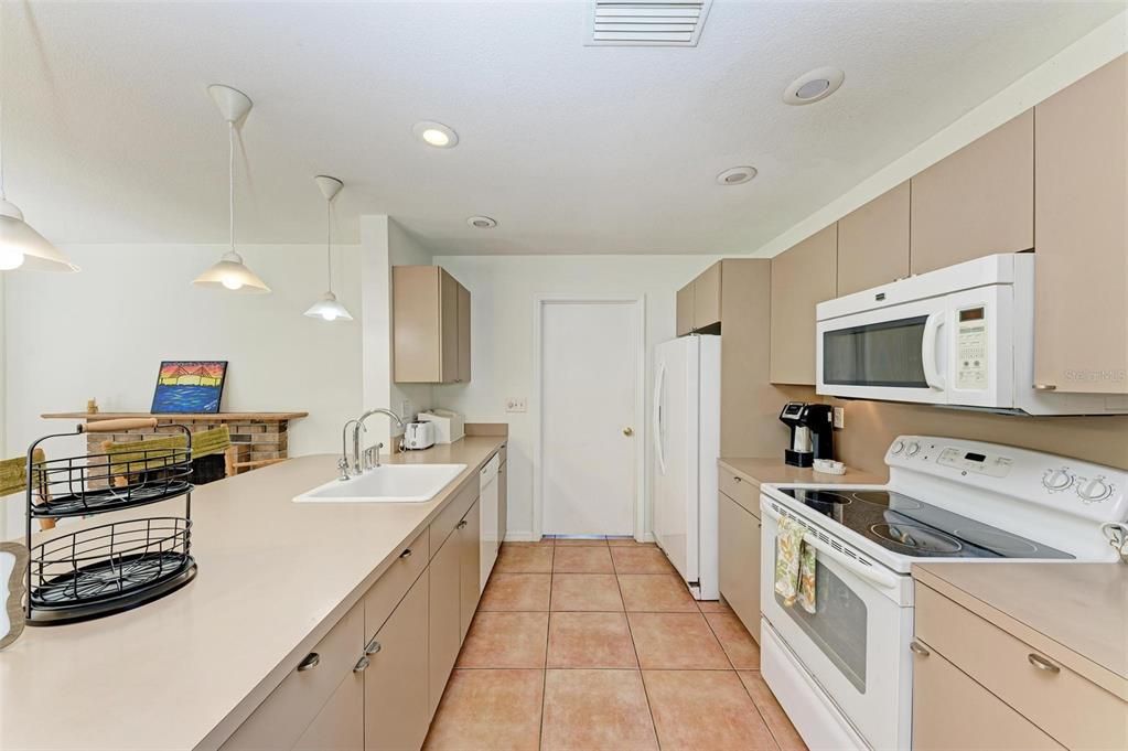 For Rent: $4,900 (3 beds, 2 baths, 1433 Square Feet)