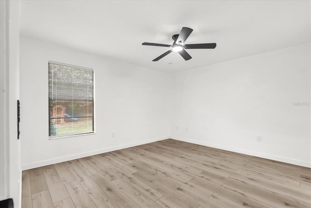 For Sale: $259,900 (2 beds, 1 baths, 870 Square Feet)