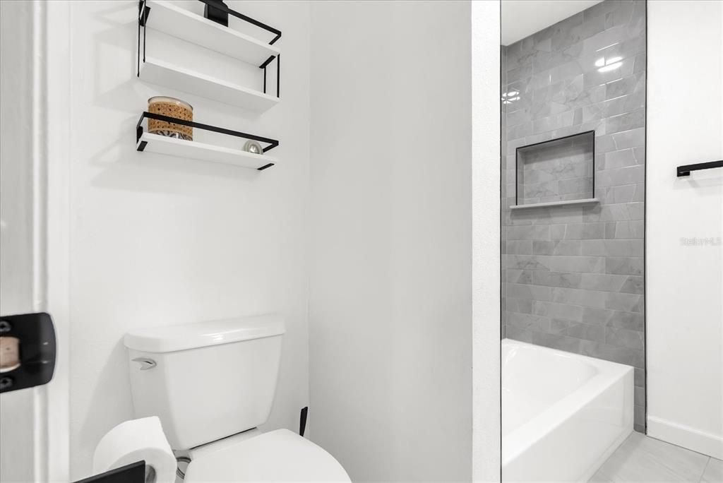 For Sale: $259,900 (2 beds, 1 baths, 870 Square Feet)