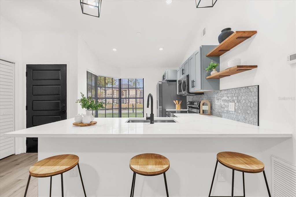 For Sale: $259,900 (2 beds, 1 baths, 870 Square Feet)