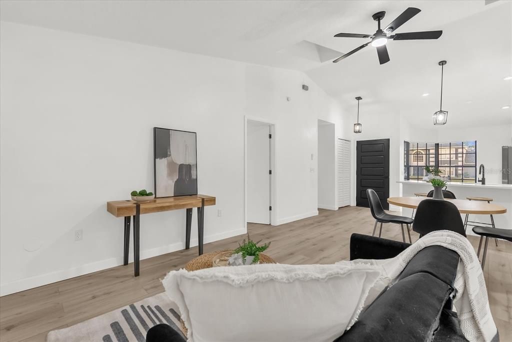 For Sale: $259,900 (2 beds, 1 baths, 870 Square Feet)