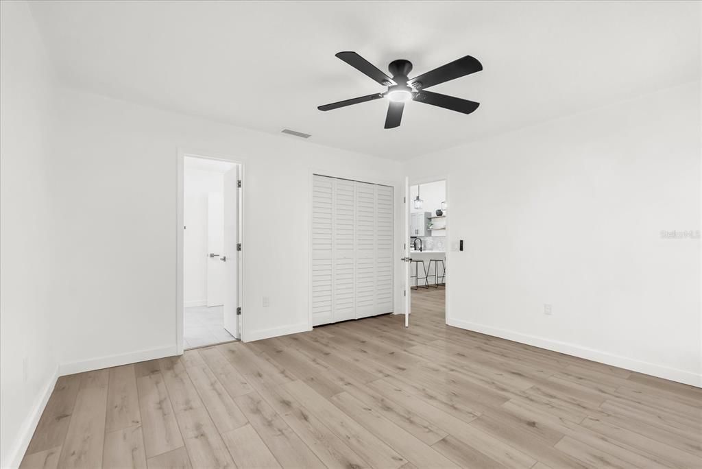 For Sale: $259,900 (2 beds, 1 baths, 870 Square Feet)