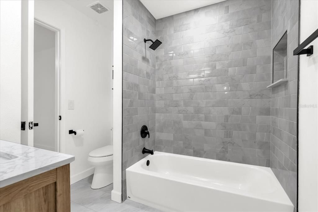 For Sale: $259,900 (2 beds, 1 baths, 870 Square Feet)