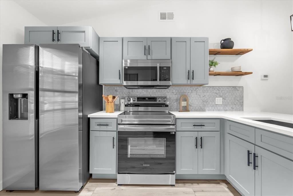 For Sale: $259,900 (2 beds, 1 baths, 870 Square Feet)