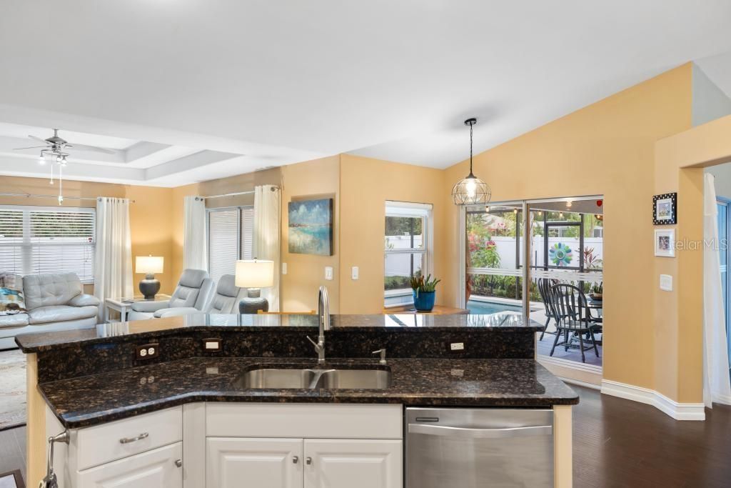 En Venta: $449,000 (3 camas, 2 baños, 1921 Pies cuadrados)