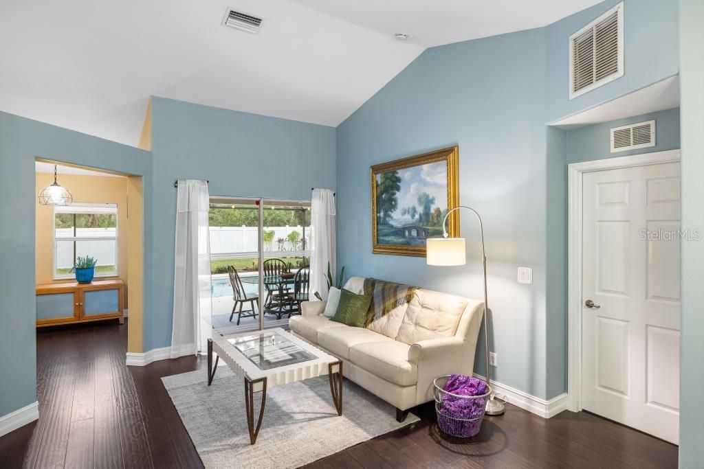 En Venta: $449,000 (3 camas, 2 baños, 1921 Pies cuadrados)