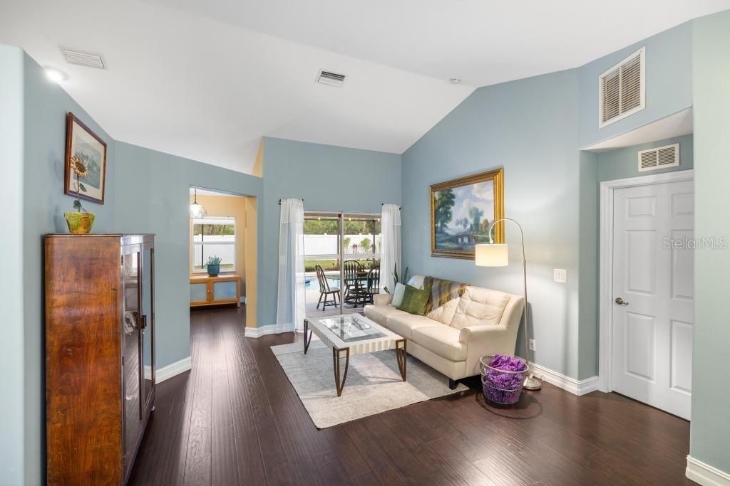 En Venta: $449,000 (3 camas, 2 baños, 1921 Pies cuadrados)