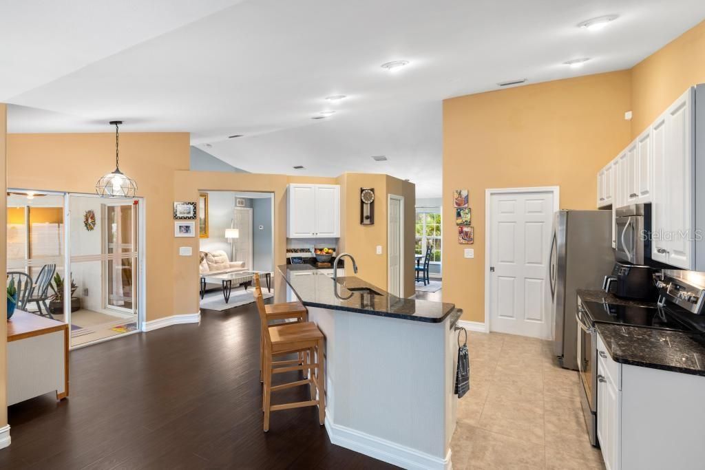 En Venta: $449,000 (3 camas, 2 baños, 1921 Pies cuadrados)