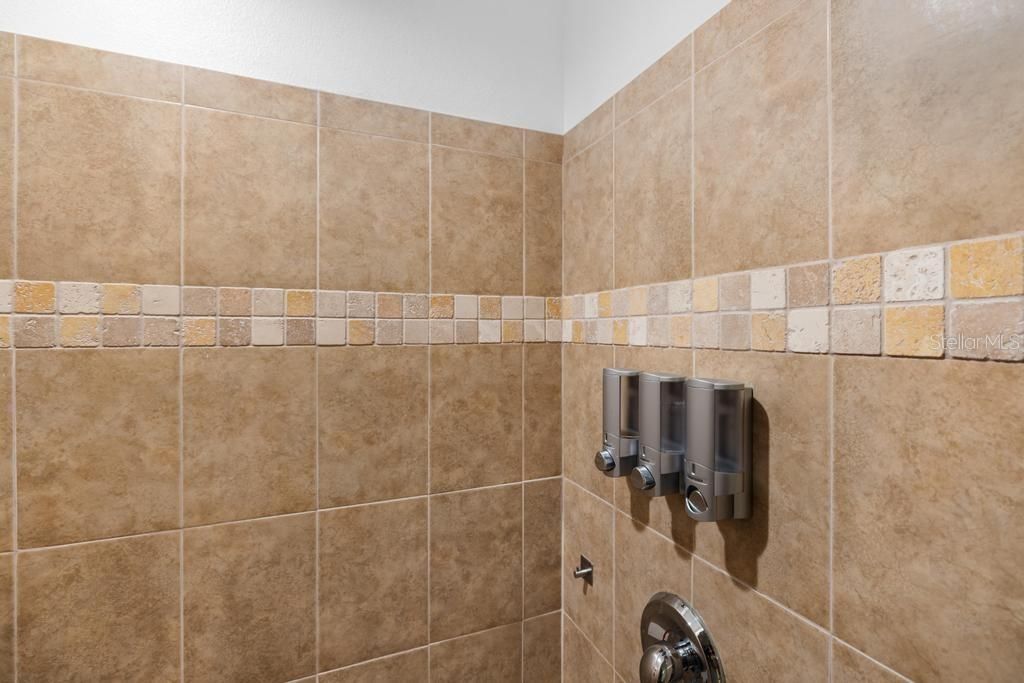 En Venta: $449,000 (3 camas, 2 baños, 1921 Pies cuadrados)