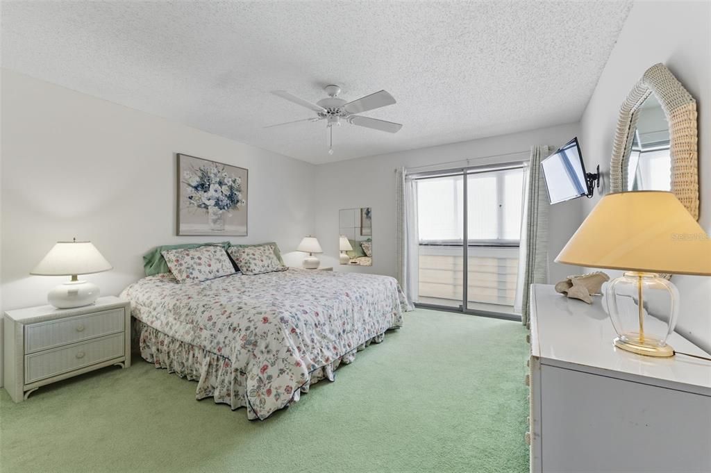 For Sale: $115,800 (2 beds, 2 baths, 987 Square Feet)