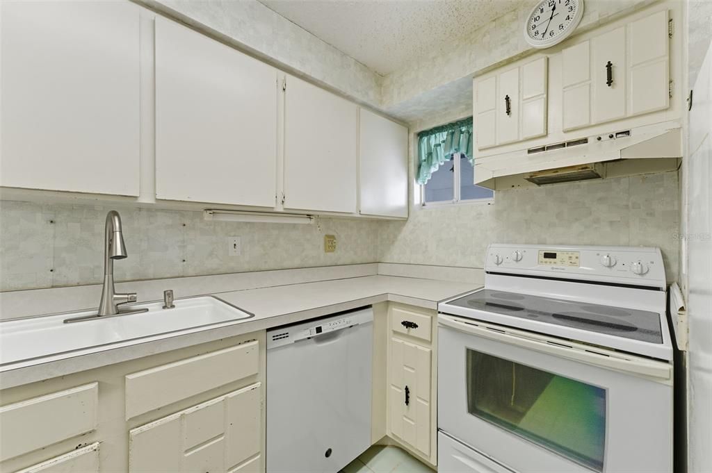 For Sale: $115,800 (2 beds, 2 baths, 987 Square Feet)