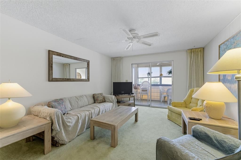 For Sale: $115,800 (2 beds, 2 baths, 987 Square Feet)