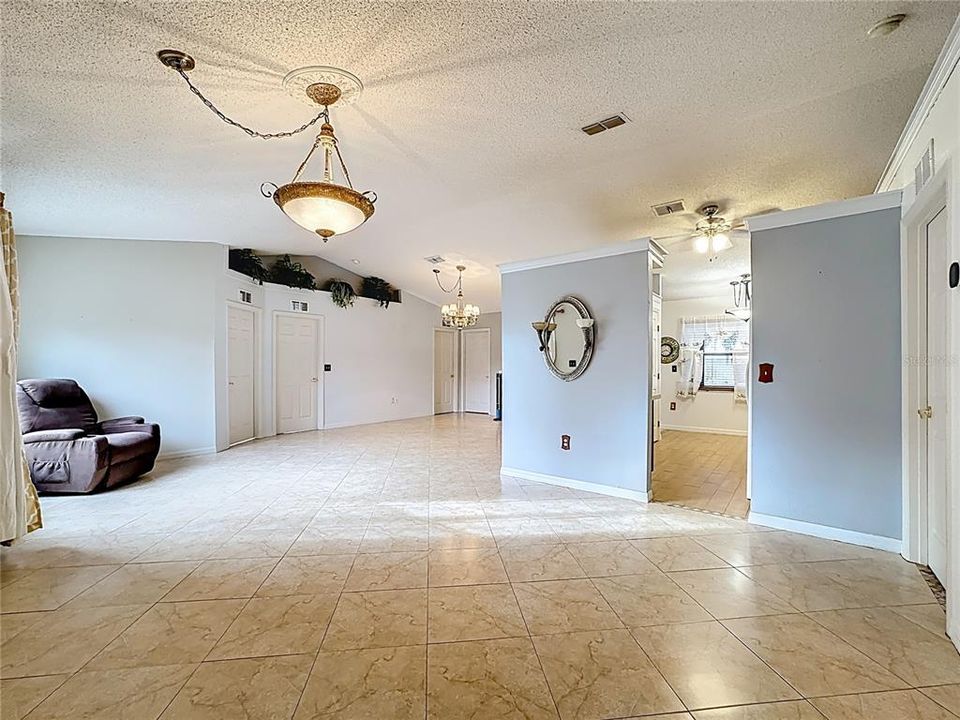 待售: $305,000 (4 贝兹, 2 浴室, 1630 平方英尺)