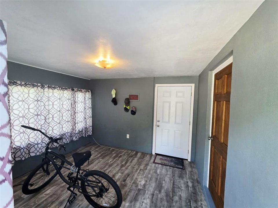 На продажу: $234,999 (2 спален, 1 ванн, 832 Квадратных фут)