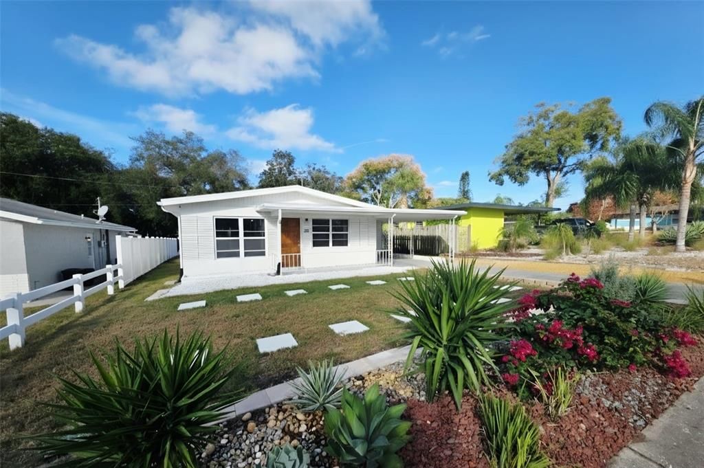 На продажу: $234,999 (2 спален, 1 ванн, 832 Квадратных фут)