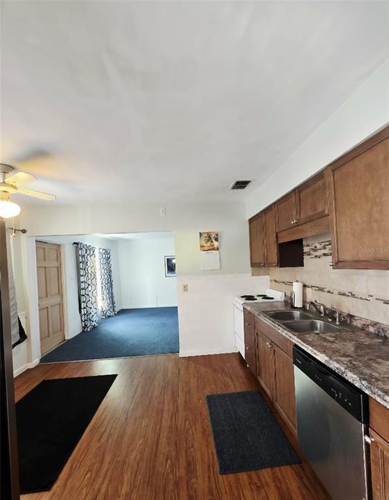 На продажу: $234,999 (2 спален, 1 ванн, 832 Квадратных фут)