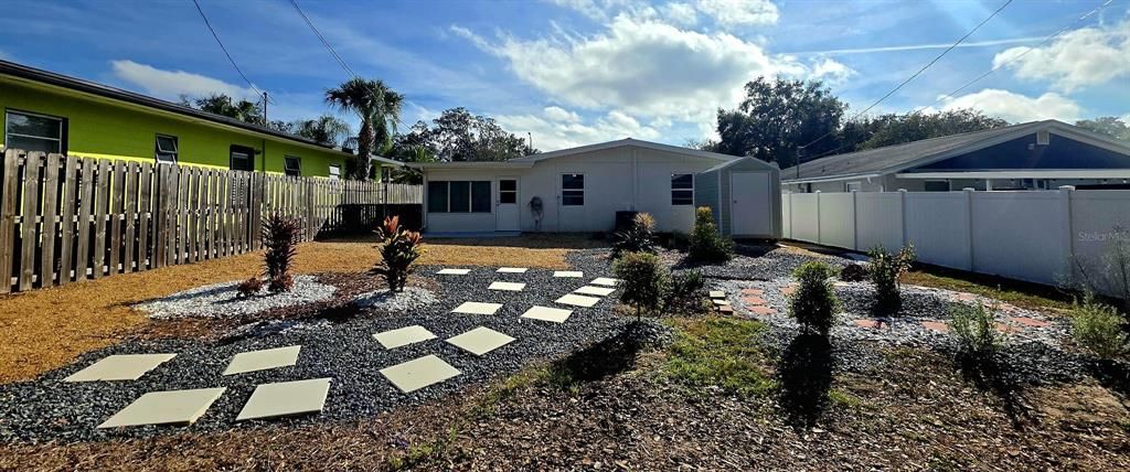 На продажу: $234,999 (2 спален, 1 ванн, 832 Квадратных фут)