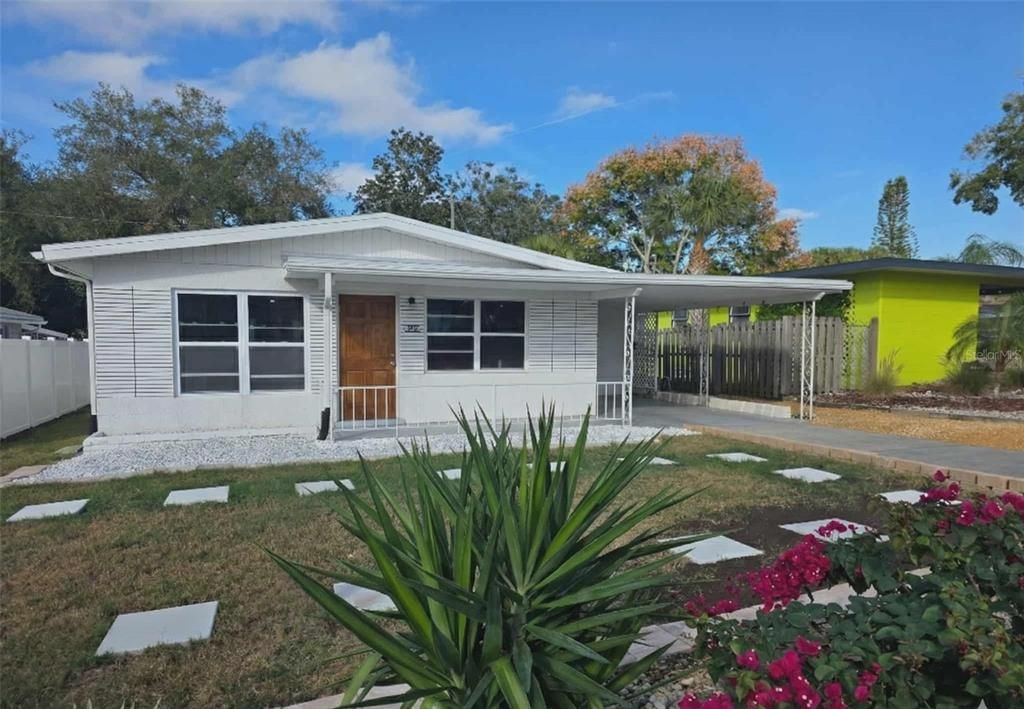 На продажу: $234,999 (2 спален, 1 ванн, 832 Квадратных фут)