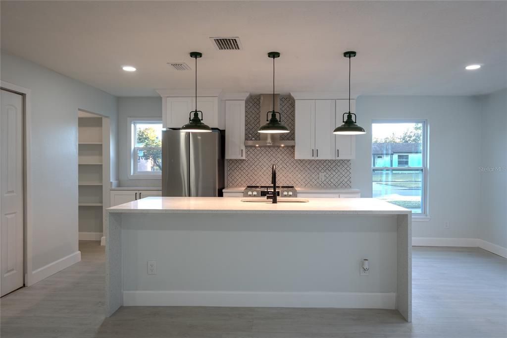 For Sale: $325,000 (5 beds, 2 baths, 1520 Square Feet)