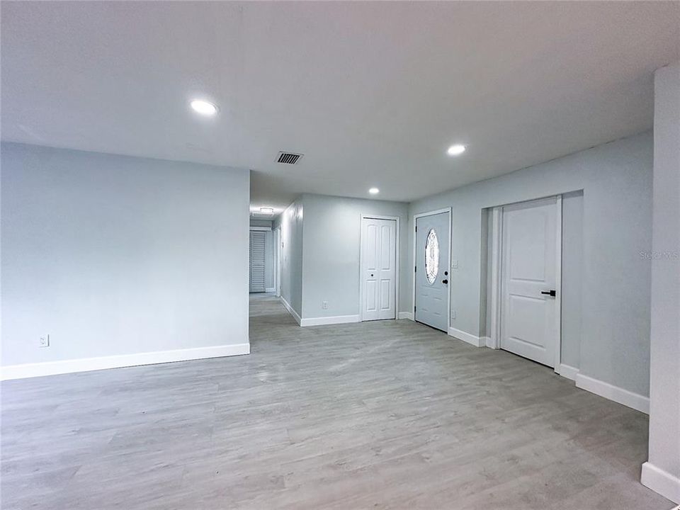 For Sale: $325,000 (5 beds, 2 baths, 1520 Square Feet)