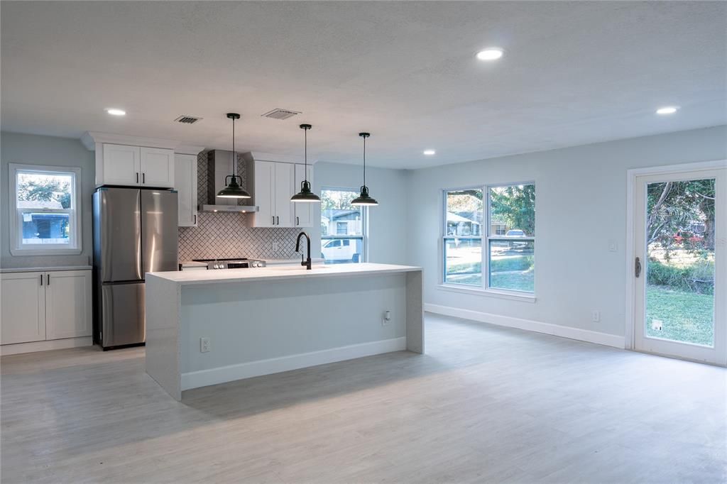 For Sale: $325,000 (5 beds, 2 baths, 1520 Square Feet)