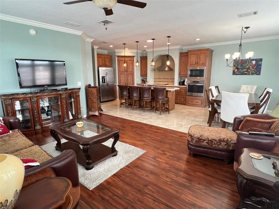 待售: $299,000 (3 贝兹, 2 浴室, 2115 平方英尺)