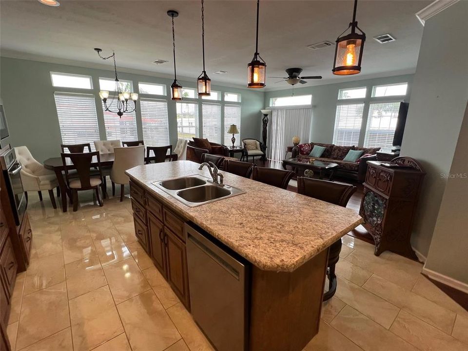 待售: $299,000 (3 贝兹, 2 浴室, 2115 平方英尺)