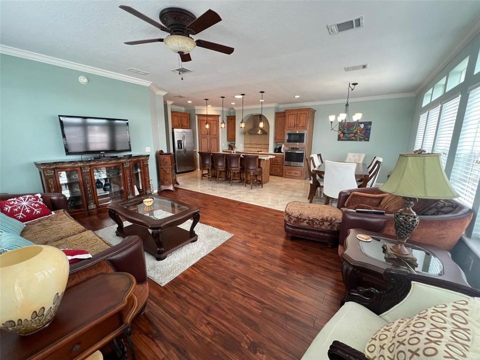 待售: $299,000 (3 贝兹, 2 浴室, 2115 平方英尺)