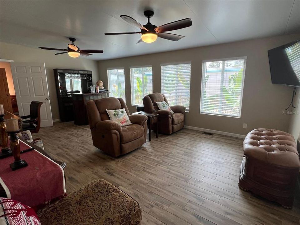 待售: $299,000 (3 贝兹, 2 浴室, 2115 平方英尺)