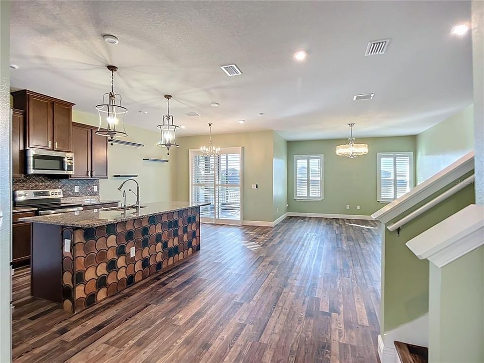 En Venta: $455,000 (3 camas, 3 baños, 2384 Pies cuadrados)