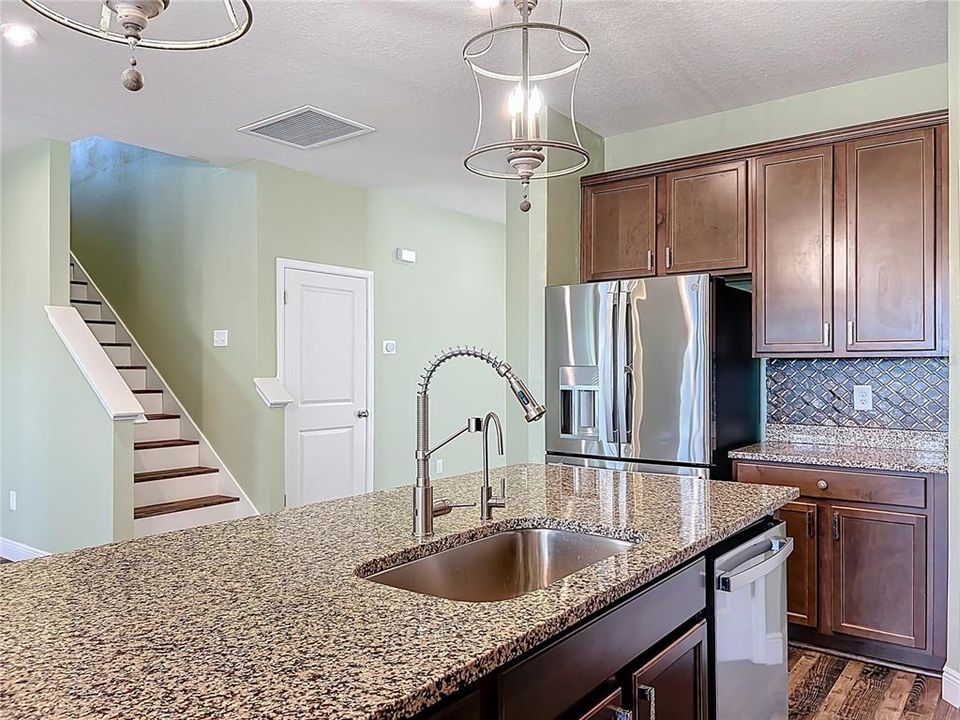 En Venta: $455,000 (3 camas, 3 baños, 2384 Pies cuadrados)