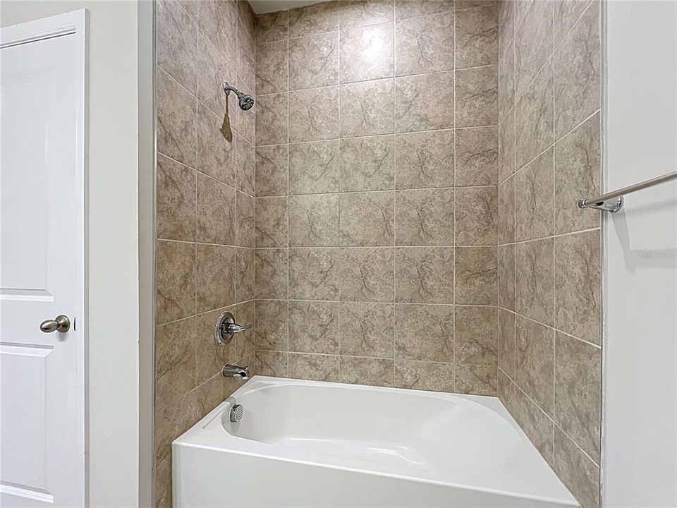 En Venta: $455,000 (3 camas, 3 baños, 2384 Pies cuadrados)